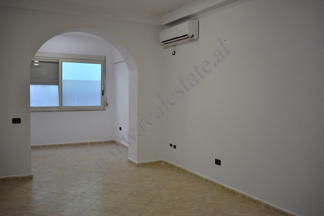 Ambient zyre me qira &nbsp;ne rrugen Brigada 8,Tirane.
Ambienti pozicionohet ne katin e 3-te te nje
